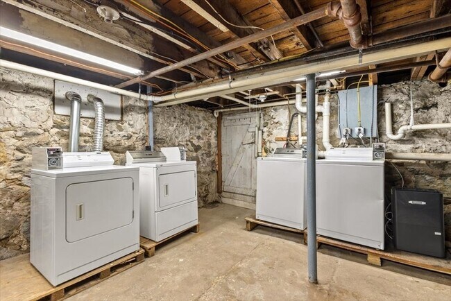 Building Photo - 254 N Elm St