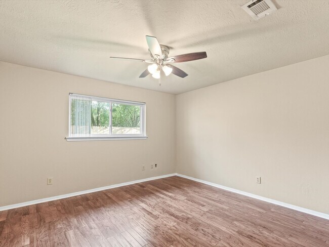 Building Photo - 9811 Charter Ridge Dr