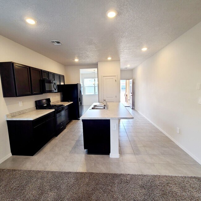 Building Photo - 3 bed 2 bath home in Huning Ranch