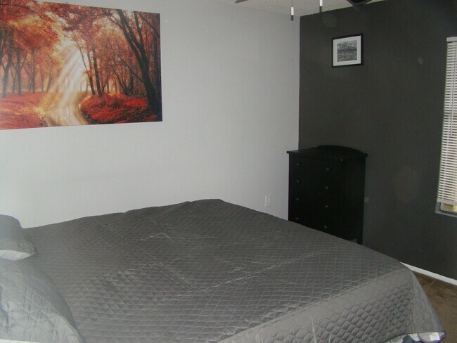 Building Photo - 461 W Holmes Ave