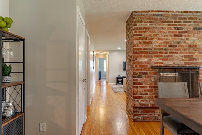 Building Photo - 305 Edgewood Ave