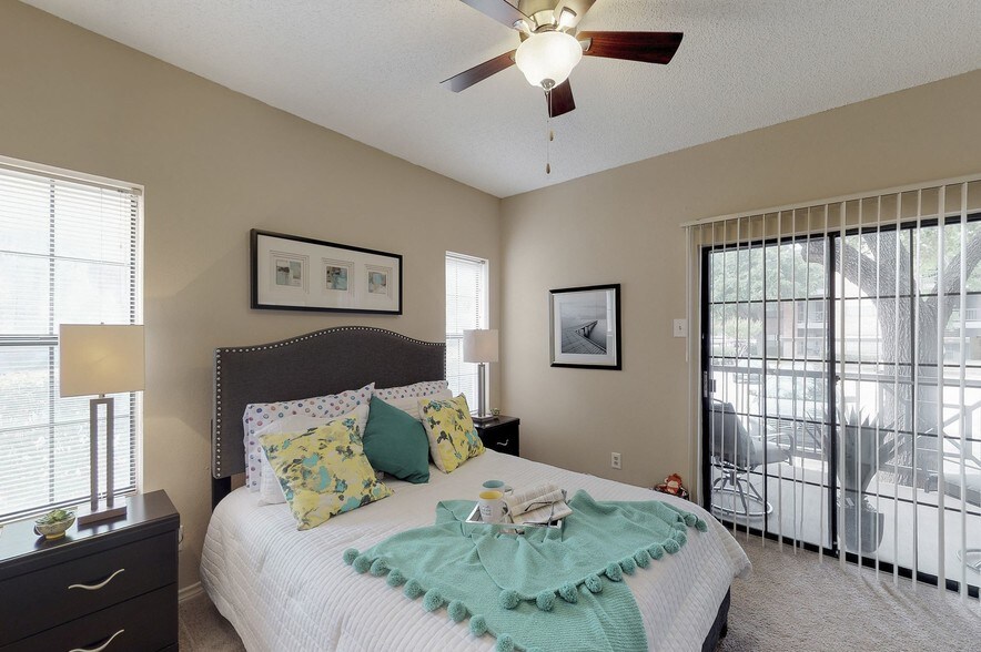 Oaks Hackberry Creek 6901 N State Highway 161 Irving TX 75039