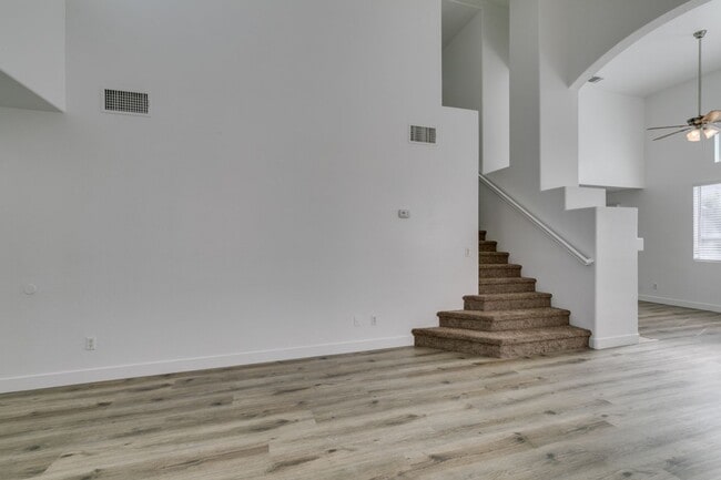 Building Photo - NORTH SHORES REFRESHED 2 STORY HOME WITH FIREPLACE AND LARGE BACKYARD