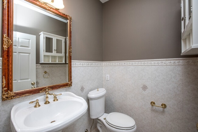 Building Photo - 423 English Pl