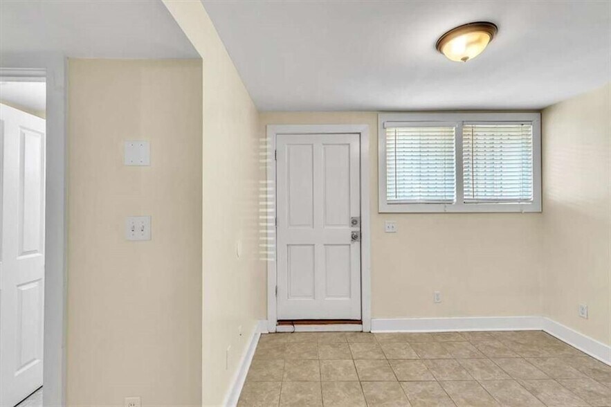 Building Photo - 209 E Duffy St