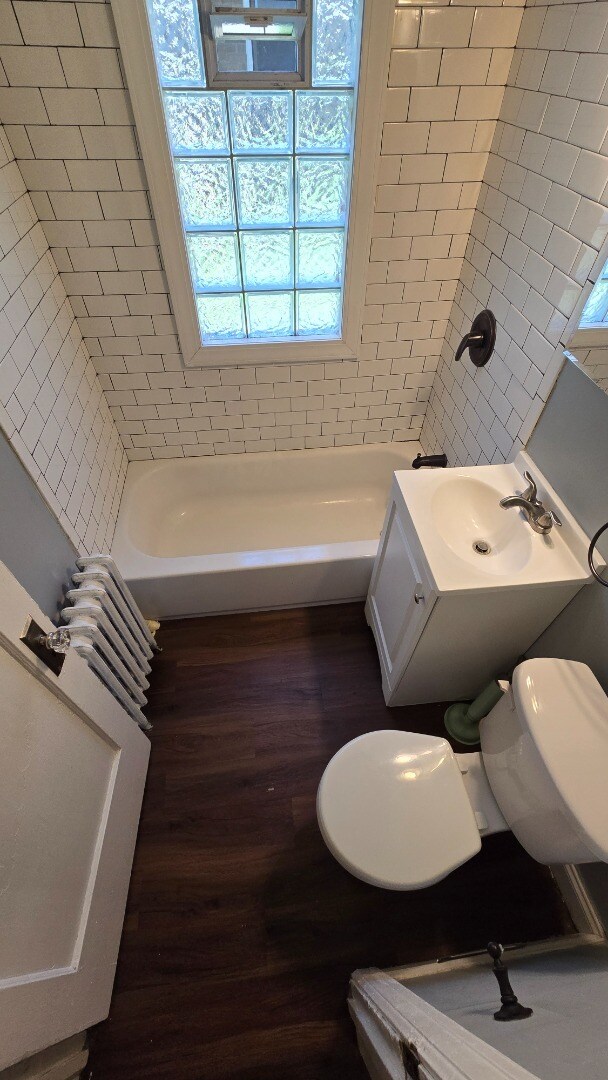 Building Photo - Renovated 3BR/1.5BA | 1,200 Sq Ft | Pet Friendly | Off-Street Parking | Available