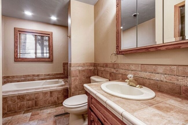 Building Photo - Spacious Bi-Level Home with Mountain & Lak...