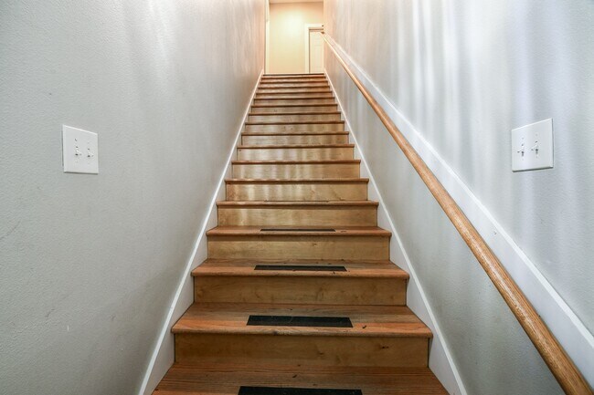 Building Photo - 3249 Dixie Dr