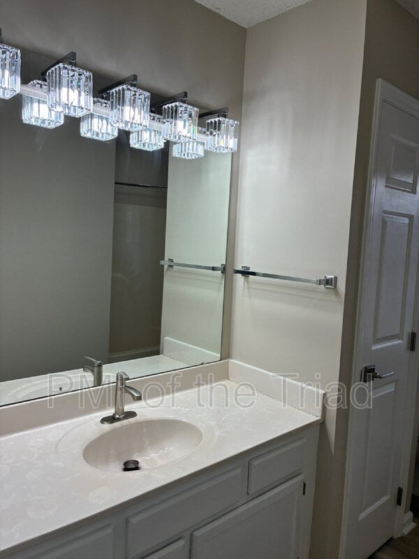 Building Photo - 10 Creekstone Ct