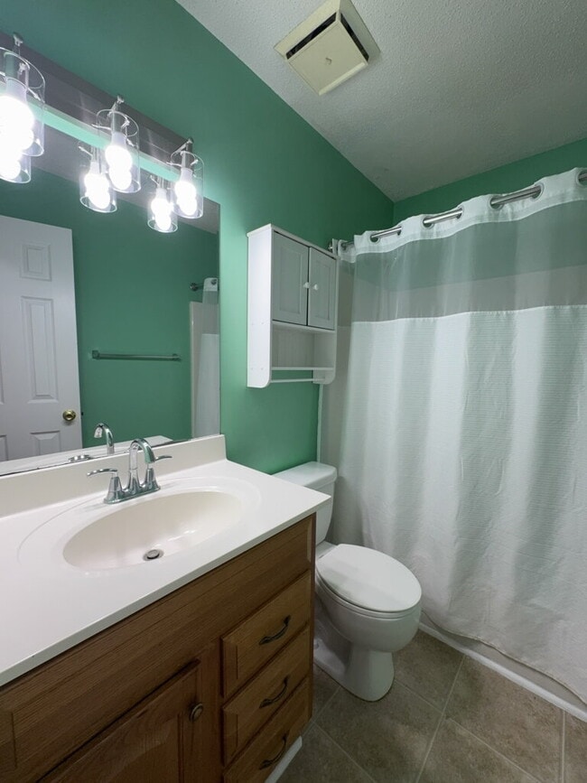 Building Photo - Spacious 3 Bedroom Home-122 Horse Shoe Bend