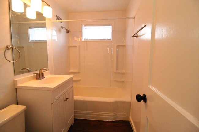 Building Photo - February FREE On This 1 Bedroom 1 Bath Duplex in Navy Hill Area in Olathe