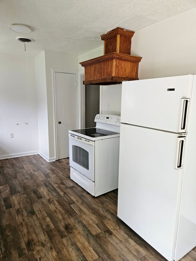 Building Photo - 3 BEDROOM AVAILABLE NOW!