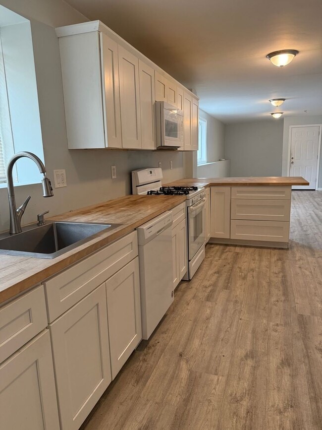 Building Photo - Huge 2 bed 1 Bath Utilities Included!