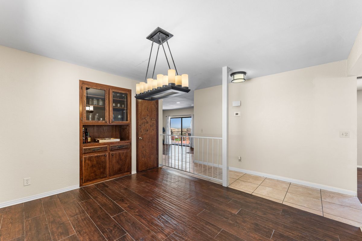 Building Photo - 1055 Lakeview Dr