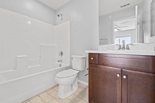 Building Photo - Townhome in the Lakepointe Point Community!