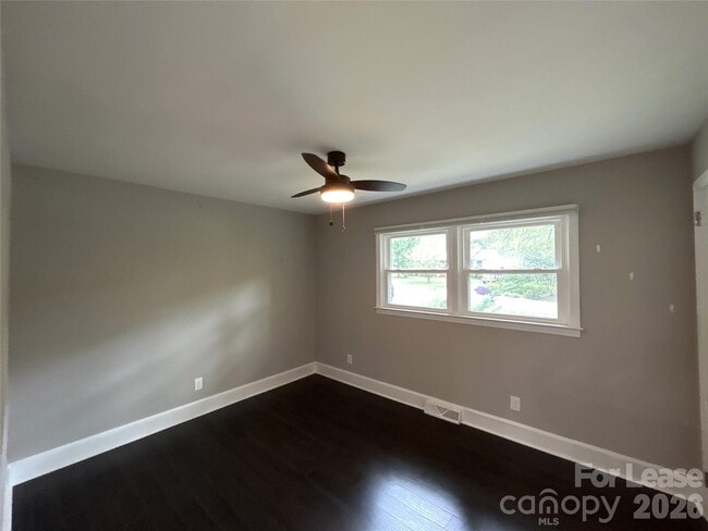 Building Photo - 1939 Sandhurst Dr