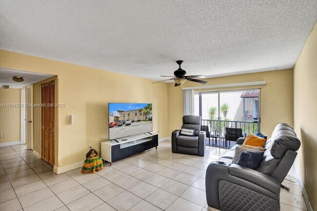 Building Photo - 10804 N Kendall Dr