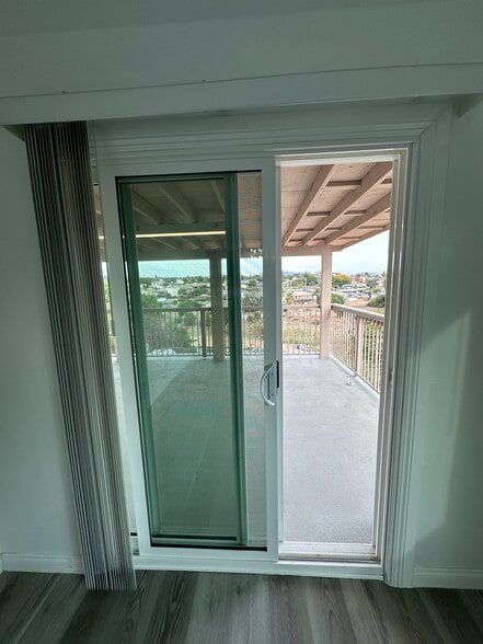 Sliding door to deck - 2339 Van Ness Ave