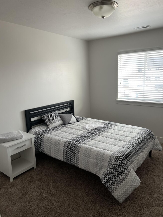 Building Photo - 822 E 380 S