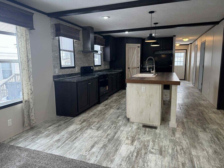 Building Photo - 48583 Pineview Dr