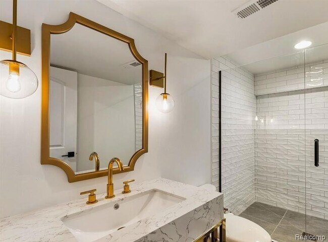 Building Photo - 811 Norwich Dr