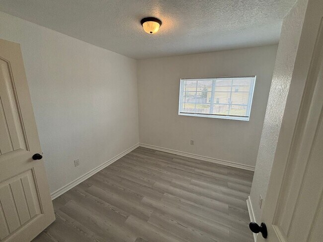 Building Photo - Spacious End-Unit Townhome in Prime Northe...