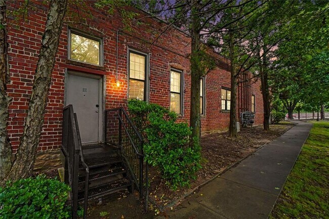 Building Photo - 644 Wells St SW