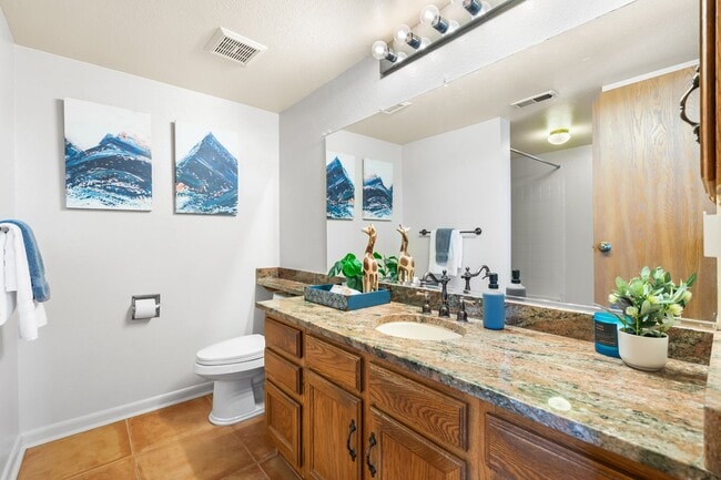 Building Photo - Bright and Spacious 2-Bedroom Condo + Loft...