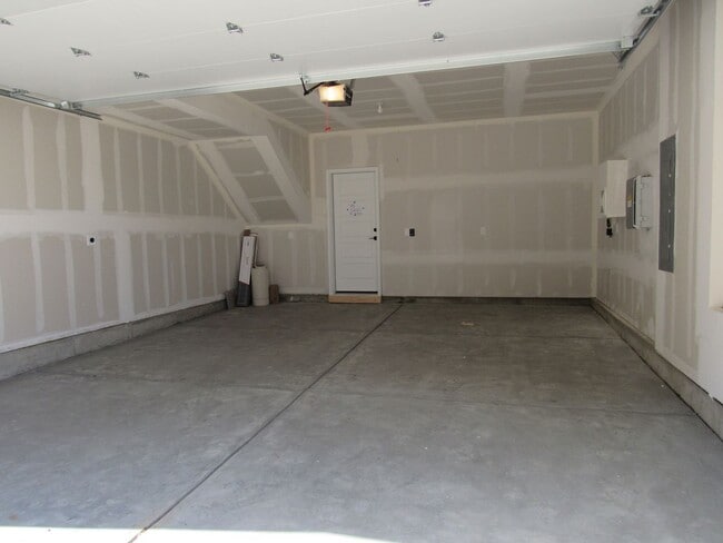 Building Photo - Modern Solar Powered Home in Broomfield