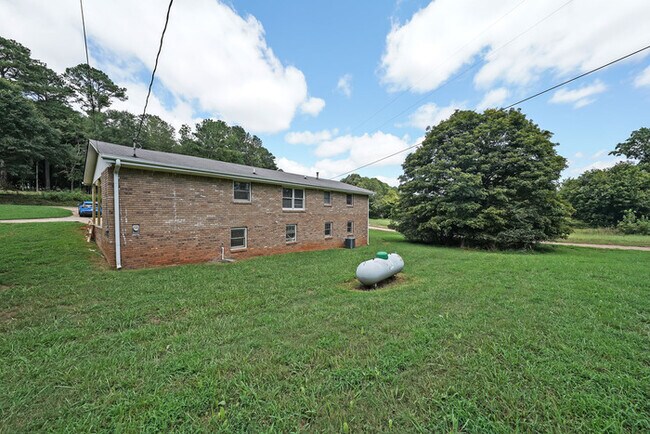 Building Photo - 3/1 ranch home on 4 acres