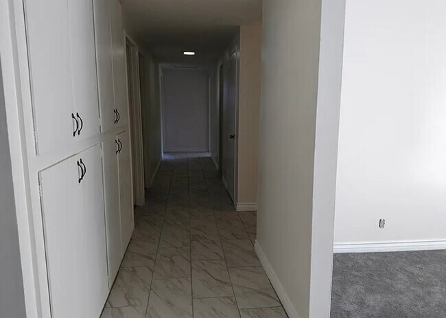 Building Photo - 632 Kenoak Dr