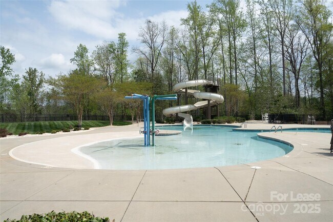 Building Photo - 4938 El Molino Dr
