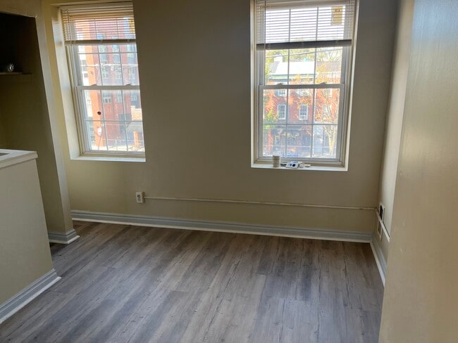 Building Photo - 538 E Girard Ave
