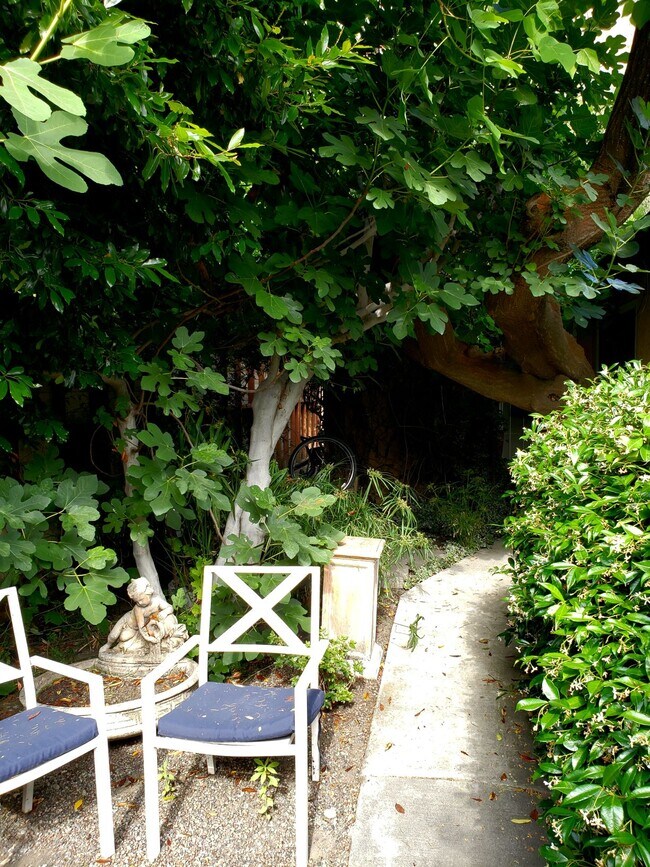 Building Photo - 713 Huntley Dr