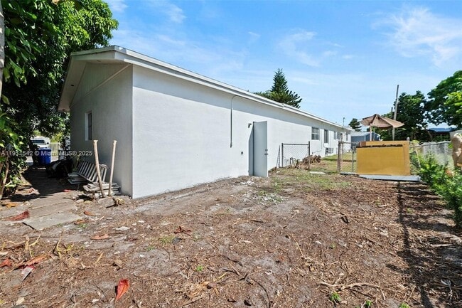 Building Photo - 2444 Plunkett St