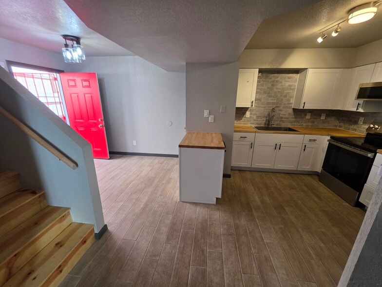 Building Photo - 1749 E Pepper Cir