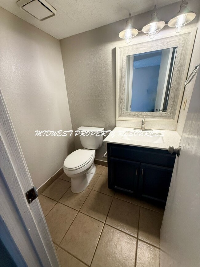 Building Photo - Beautiful 2 Bedroom Townhome with Updated ...