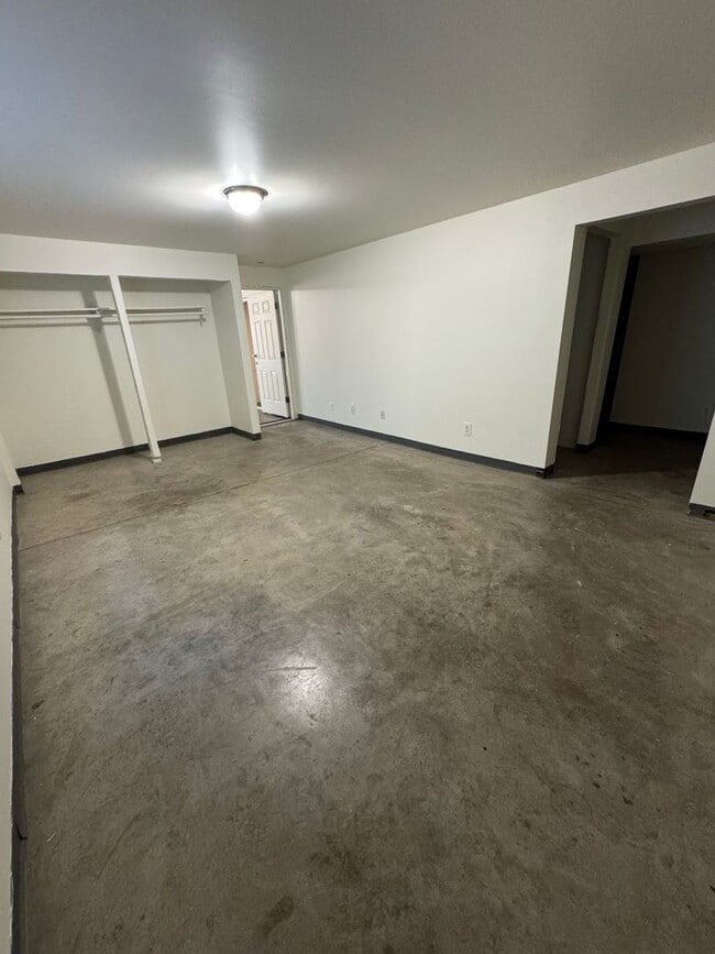 Building Photo - Beautiful 4 bedroom house avail 6/12