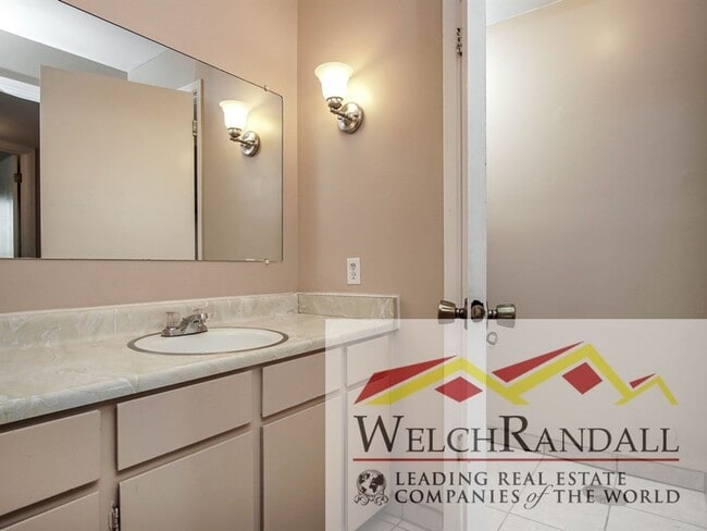 Building Photo - Your Roy Condo Retreat – 2 Bed, 1 Bath, Mo...