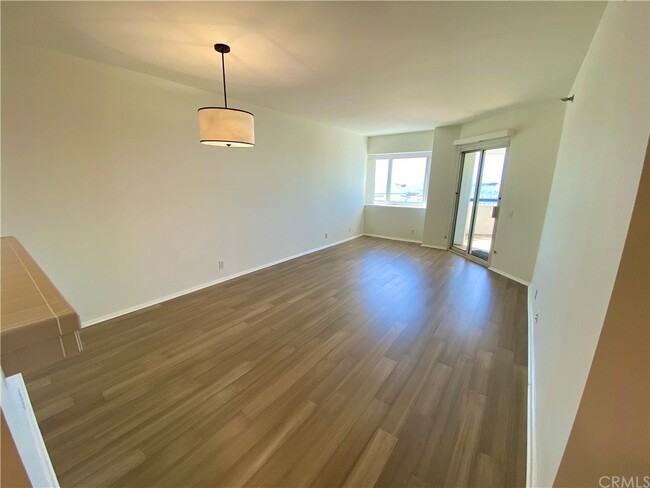 Building Photo - 525 E Seaside Way