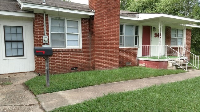 Building Photo - Spacious 3 bedroom and 1 bathroom
