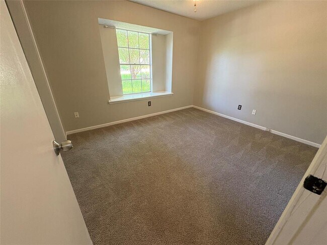 Building Photo - 2304 Silver Spur Dr