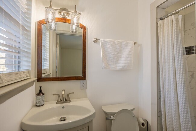 Building Photo - 523 Pitt Moore Rd