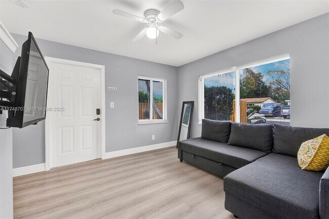 Building Photo - 1120 SW 30th St