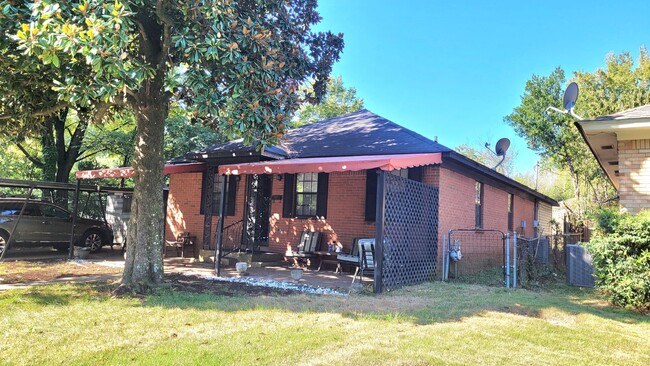 Primary Photo - Adorable Bungalow in the heart of Memphis