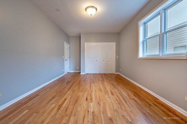 Building Photo - 633 E Bowen Ave