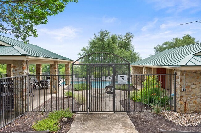 Building Photo - 152 Hucks Hideaway