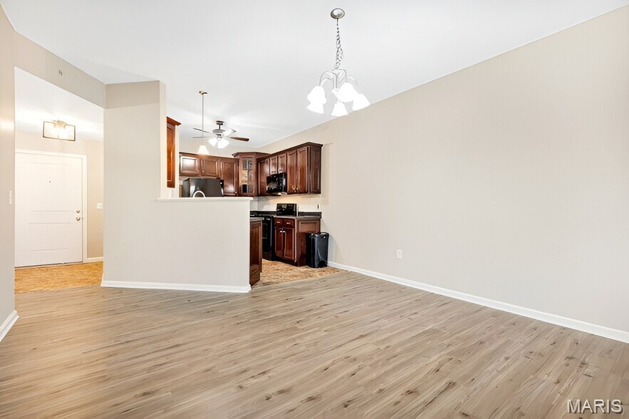 Building Photo - 115 Saint James Ct