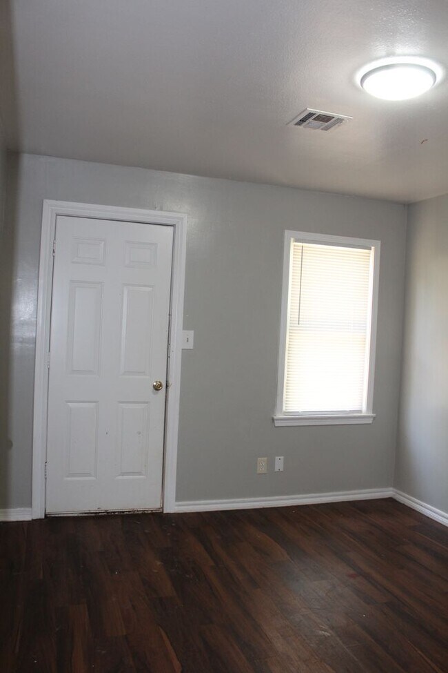 Building Photo - Comfy & Practical!