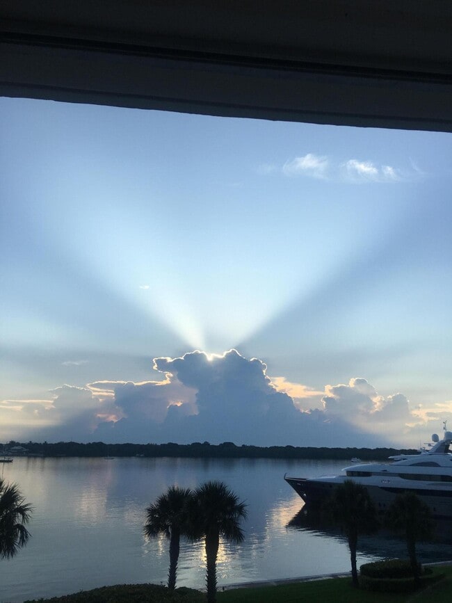 Building Photo - 124 Lakeshore Dr